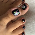 Unghie finte piedi nere con fiori vintage dipinti a mano e piccoli strass dorati lucidi - Stile Motivo Margherita Bianca Base Nera (XH-95-11)