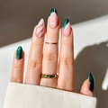 Kerst amandel plaknagels met groene glitters en witte strik ontwerpen - Donkergroene Franse Strik Stijl (1XB1-13502)