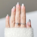 Franse amandel kunstnagels met zilveren glitters, witte sterren en strikjes accenten - Zilveren Ster Glitter Stijl (1XB1-13505)