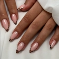 Leoparden-French-Tip-Nägel in Mandelform in Nuderosa auf weißem Seidenhintergrund - Lange Mandel Nude Rosa Leopard Französischer Stil (XG-101-41)