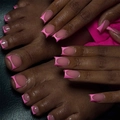 Elegante juego de uñas postizas rosa French tip para manos y pies en piel oscura - Estilo Francés Rosa (2XZ1-13095)