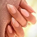 Amandelvormige kunstnagels in nude roze met handgeschilderde witte lijnen en gouden glitter - Huidroze handgeschilderde textuurstijl (1XB1-13008)