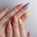 Uñas postizas almendradas con degradado en colores pastel macaron sobre una mano - Degradado Macarrón(3XB1-2504-062)