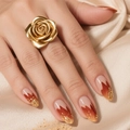 Elegante anillo de rosa dorada 3D en mano con uñas de almendra con purpurina - Estilo de Llama Degradada Roja Amarilla (3XB1-00022)