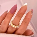 Anello dorato con perle bianche indossato su dita con manicure in stile francese - Stile Onda Oro Rosa Francese (3XB1-2504-084)