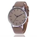 Orologio al quarzo minimalista con quadrante opaco kaki e cinturino in pelle, vista di profilo - Grigio