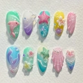 Dettaglio unghie finte 3D a tema oceano con conchiglie, stelle marine e perle pastello - Stile Stella Marina Delfino Oceano da Sogno (1XB1-2504-061)