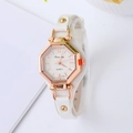 Dettaglio della cassa ottagonale in oro rosa con cinturino in pelle bianca e borchie - Bianco (1)