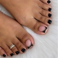 Unghie finte nere corte per piedi con design ad arco e anello per dita su pelliccia - Stile Sfumato Bordo French Nero Base Rosa Nude (XH-112-08)