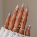 Unghie finte a mandorla blu glitter e fiocchi di neve bianchi con anelli d'argento - Stile Righe Diagonali Fiocco di Neve Paillettes Blu (XB-83-32)