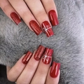 Unghie finte rosse glitterate natalizie con fiocchi bianchi e strass su sfondo di pelliccia - Stile Quadrato Lunga Scintillante Fiocco Lucido Rosso (XG-101-04)