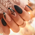 Unghie a mandorla nero opaco e rosa nude con fiocchi di neve dorati e glitter neri - Stile Mandorla Scintillante Fiocco di Neve Grigio Scuro Opaco (XG-101-53)