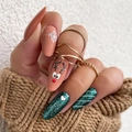 Unghie natalizie a mandorla con renna, glitter verdi e motivi decorativi a fiocco di neve - Stile Fiocco di Neve Renna Glitter Verde Natale (XG-101-28)