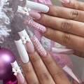 Unghie finte natalizie rosa con texture maglione 3D, fiocchi di neve e decori a fiocco - Stile Zucchero Fiocco 3D Rosa Bianco (XG-101-71)