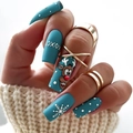 Unghie finte blu opaco natalizie con motivi a renna e fiocchi di neve sulla mano - Stile Renna XOXO Opaco Blu Nebbia (XA-100-84)