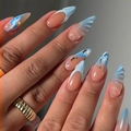 Unghie finte a mandorla con sfumature blu, conchiglie 3D e dettagli in foglia d'oro - Stile Conchiglia Marina e Foglia d'Oro (XE-96-58)