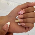 Unghie finte a mandorla bianche con fiori 3D rosa, perle e stelline dorate - Stile Francese Perla Bianca e Stella Metallica (XM-98-88)