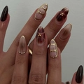Unghie stiletto marrone ambra con bordi dorati metallici e accenti di perline 3D - Stile Ambra Sfumata con Intarsio Oro e Sfere Metalliche (XG-101-90)