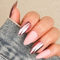 Unghie finte a mandorla rosa a specchio e opache mostrate sulle mani con sfondo denim - Stile Rosa Specchio Opaco (BKS918 Glue Type)