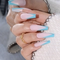 Faux ongles longs coffin rose nude avec pointes françaises en V bleu céleste - Style Colle Gelée Mat French en V Rose Bleu (BKS1284)