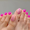 Unghie finte per piedi in rosso rosa vivace con motivi a linee fluide astratte - Stile a Linee di Sabbie Mobili Rosso Rosa (BKS1534)