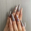 Detalle de purpurina plateada y pedrería en uñas postizas largas tipo ataúd - M107 Uñas a Presión con Brillo y Diamantes de Imitación (Tipo Pegamento)
