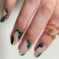 Unghie finte a mandorla verde scuro e nude con linee dorate astratte su mano di modella - Stile astratto con linee dorate verde scuro (BKS1226)