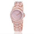 Close-up van roségouden horloge met volledige diamantzetting en strass wijzerplaat - Roségoud