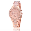 Gros plan sur la montre Geneva or rose avec lunette sertie de cristaux et cadran à trois yeux - Or rose