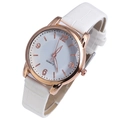 Détail d'une montre à quartz rose doré avec bracelet en cuir blanc motif crocodile - Blanc
