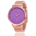 Détail d'une montre ultra-plate avec cadran violet et bracelet en maille or rose - Violet