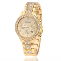 Montre à quartz Geneva dorée avec accents en diamant et calendrier sur fond blanc pur - Or