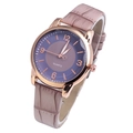 Elegante Quarz-Damenuhr mit roségoldenem Gehäuse und rosa Kunstlederarmband mit Krokoprägung - Lila