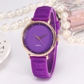 Minimalistische lila Silikonuhr mit goldenem Gehäuse und geometrischem Armband - Lila