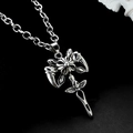 Collana punk gotica argento con elementi a artiglio e ciondolo a teschio alato retrò - Stile pendente teschio alato con artigli di fiori (E32798-1)