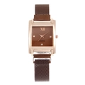 Detail der roségoldenen eckigen Uhr mit braunem Zifferblatt und Magnetarmband - Kaffeebraun