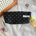 Détail de la pochette noire à pois avec étiquette tissée MAY RABBIT et fermeture éclair - Petit / Pois Noir