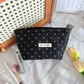 Détail de la trousse de maquillage noire à pois avec texture froissée et étiquette - Moyen / Pois Noir