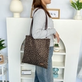 Detailansicht der Leopard-Print-Tasche aus Wildlederimitat mit Lederriemen an der Schulter - Wildleder Kleines Leopardenmuster-Stil