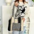 Detail der gelb-schwarz gestreiften Sherpa-Tasche mit grauer Plüschtasche und Logo-Label - Plüsch Patchwork Weste Tasche / Schwarz-weiße Streifen
