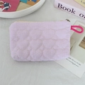 Dettaglio borsa trapuntata rosa con cuori, cerniera e manico a corda magenta - Cuore a Righe Crepe Rosa Chiaro