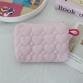 Detalle de neceser rosa acolchado con corazones y cordón para maquillaje y diario - Corazón Acolchado Rosa Claro