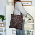 Detailansicht der großen Shopper-Tasche mit Leopardenmuster und braunem Riemen - Wildleder Großes Leopardenmuster-Stil