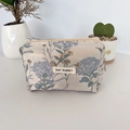 Détail de la trousse à maquillage en jacquard floral avec étiquette May Rabbit - Pissenlit Bleu / Sac de Rangement Moyen
