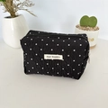 Détail de la trousse à pois noirs avec texture ondulée et étiquette tissée May Rabbit - Pois Noir / Sac de Rangement Moyen