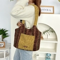 Detail der Teddy-Plüschtasche mit braunen Streifen und gelber Tasche für Herbst - Plüsch Patchwork Weste Tasche / Braun-grüne Streifen