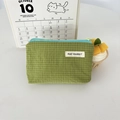 Dettaglio della piccola borsa cosmetica in nylon a scacchi verdi con cerniera blu - Verde