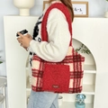 Detail der rot karierten Plüschtasche mit großer Tasche und weicher flauschiger Textur - Plüsch Patchwork Weste Tasche / Rot & Kaffee Karo