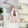 Detail der gesteppten Bubble-Cotton-Tasche mit Blumenmuster und süßen Tier-Illustrationen - Dessert Kaninchen (Creme Bedruckt)