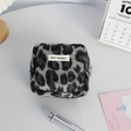 Détail macro de la trousse en laine léopard avec l'étiquette MAY RABBIT et la fermeture - Léopard Gris en Laine
